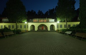 dziedziniec_noca